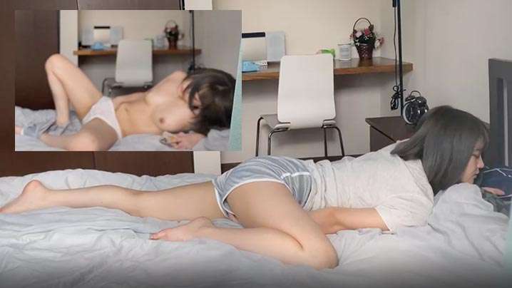 偷窥邻家小姐姐寂寞难耐床上自慰封面图