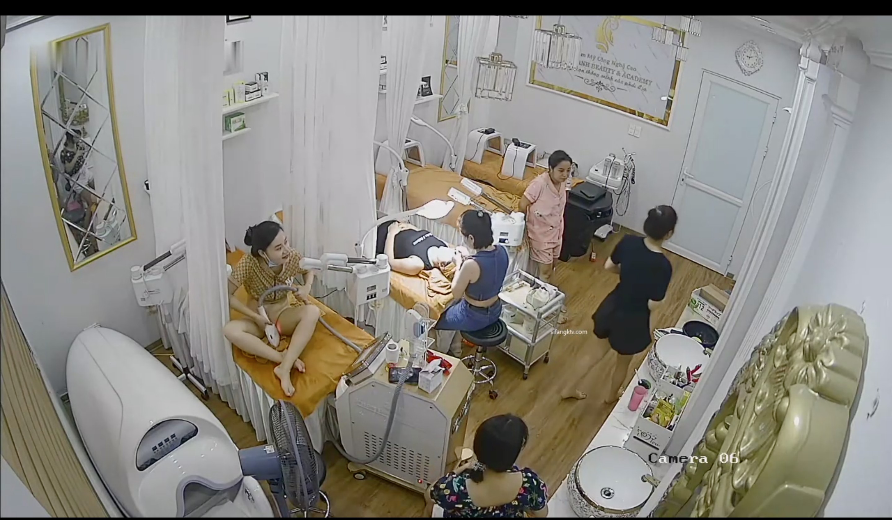 稀有黑客破解美容院摄像头偷看女顾客脱光衣服保养乳房和刮阴毛美容师没人的时候偷偷给自己的逼去毛封面图