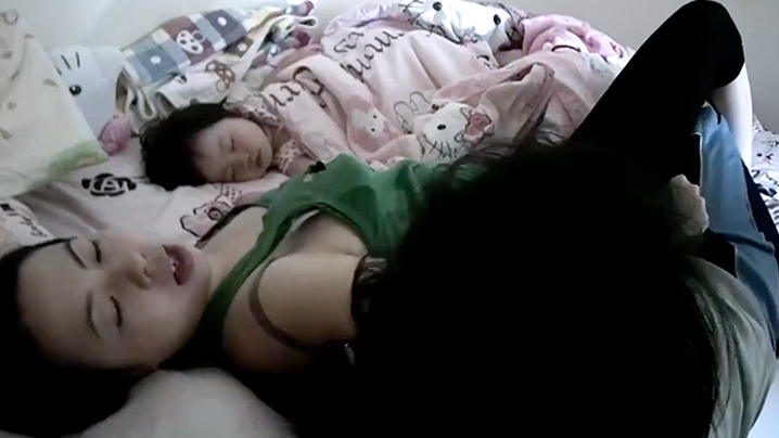 破解家庭摄像头女儿还在一旁睡觉_两夫妻忍不住直接干了起来封面图