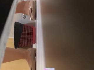 厕所偷拍50位美女，KTV醉酒公主没站稳摔倒粪坑封面图