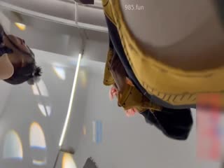 抄底系列  街拍流连商场偷拍抄底到多名年轻骚小内裤的骚逼少女封面图