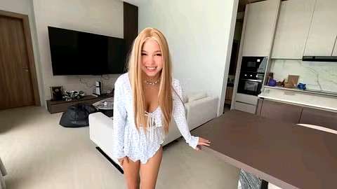 身材矮小的亚洲女孩，有一个小阴道，像在蹦床上一样跳在老二上#亚裔#白虎#射精#骚逼#挑逗#母狗#性交封面图