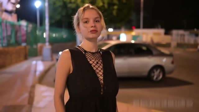 洋妞还是胆大，直接裸体走大街，外头还有人也不慌，自信一匹的露大奶#挑逗#白虎封面图