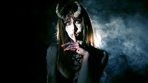 在森林里的少女变成魔鬼的玩偶#性交封面图