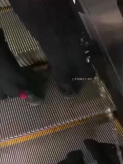 【全民警惕】地铁惊现放水狂魔街射都不行了直接喷尿新流出撒尿哥地铁尾随美女把尿撒的满裤子街射街顶__封面图