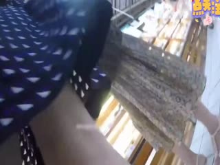 【裙底偷拍】夏天某大型超市尾随偷拍多位年轻美女裙底封面图