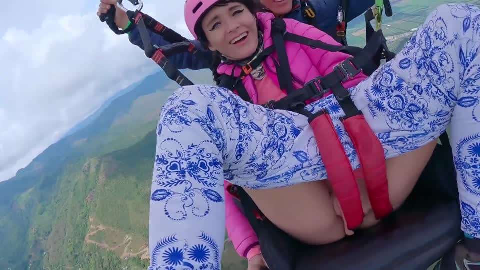 在海拔2200米的高空飞行伞时喷水封面图