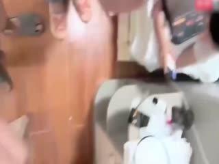 19岁女生见网友被3个精神小伙灌酒玩性游戏全程偷拍，醉酒后惨遭轮奸掏出手机直播，女孩昏迷中发现只能挡脸！封面图