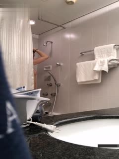 【真实偷拍】万人求！青春期初中表弟偷拍表姐洗澡，意外拍到自己的姐姐自慰高潮都哭出来了封面图