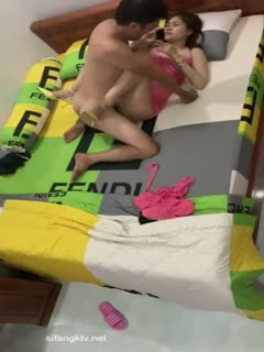 暗藏摄像头偷窥挺会玩年轻夫妻穿着高跟鞋各种姿势啪啪封面图