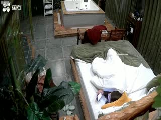 【宾馆盗摄】纹身哥浴缸房约炮身材丰满的少妇 少妇开好房间默默等待封面图