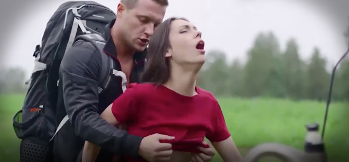 18岁美女车坏求救被陌生男子要求性爱啪啪啪封面图