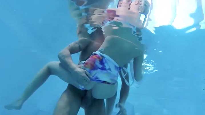 水中的姻鸯溪水与教练一起肉体交流把我的鲍鱼给征服了封面图