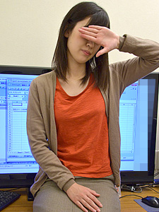 一位美丽的电脑教练不知道如何设置，他感到内疚，甚至让我射在她体内。五十岚里美封面图