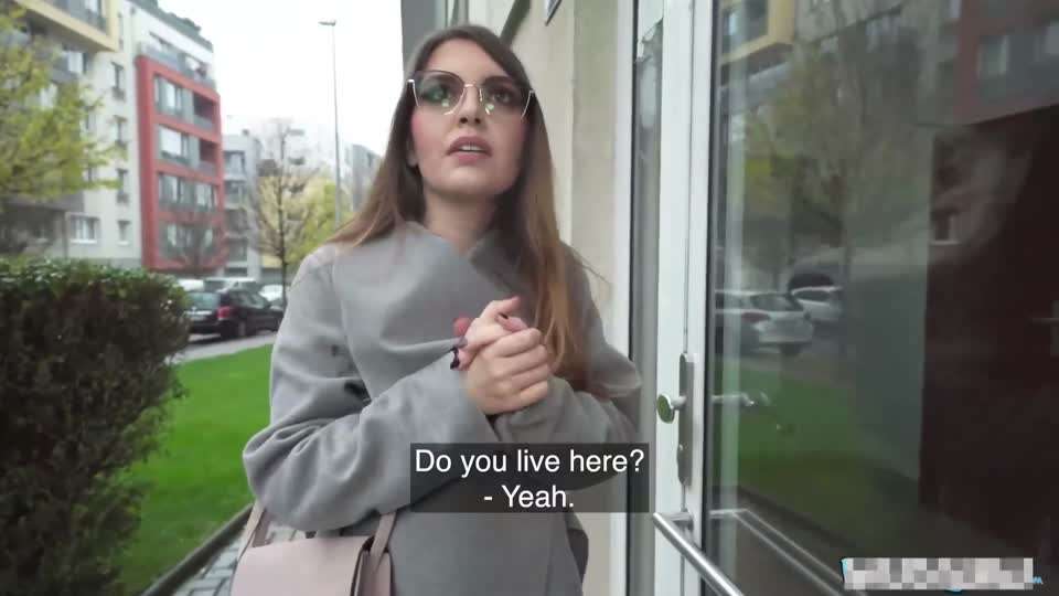 欧美搭讪~路边风衣人妻搭讪几下就带回住处用大屌在她的嫩逼里抽插猛操吞精口爆封面图