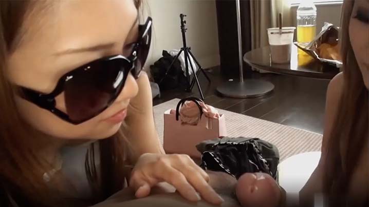 在家里秘密诱惑实拍两位小姐姐的细心舔我的肉棒封面图