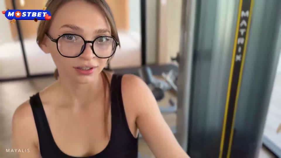 Cute Fitness Trainer Girl Gives Her First封面图