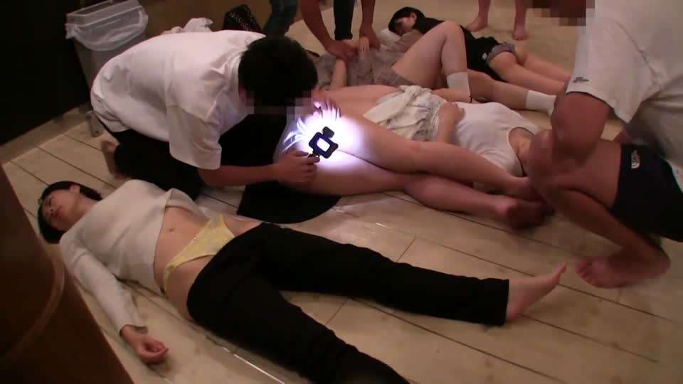 下药迷奸一群美女找个最漂亮的操封面图